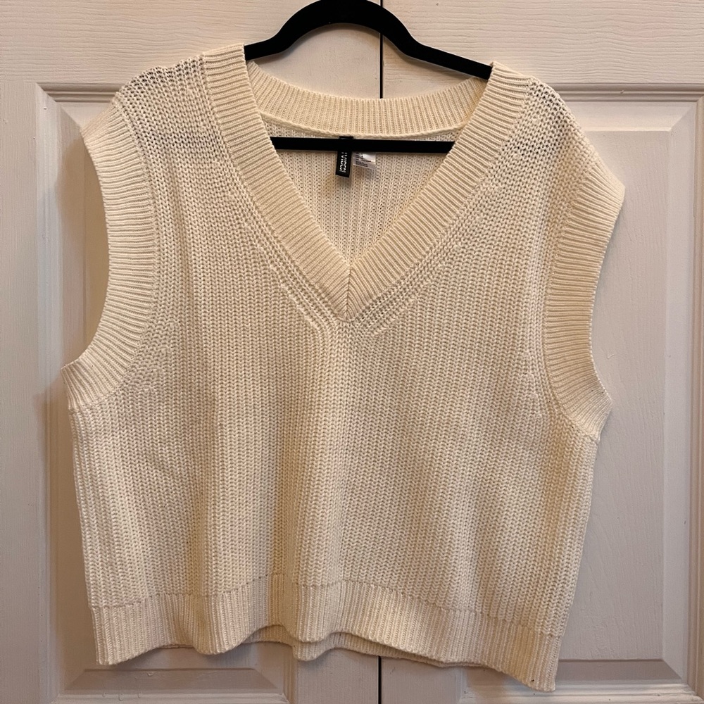 Cropped v-neck sweater vest